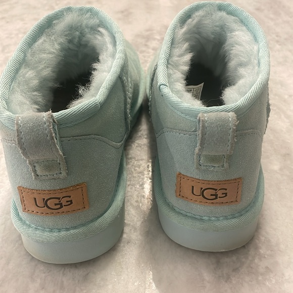 Ugg- Classic Mini - Picture 2 of 8